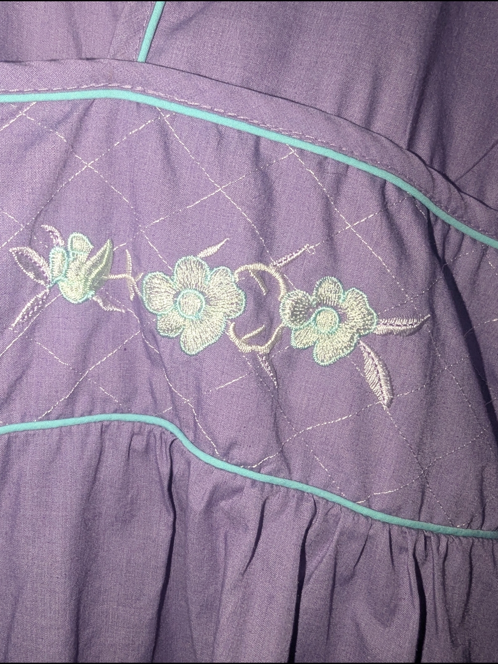 Vintage Lavender Button-Front House Dress with Embroidered Floral Detail - Picture 4 of 8